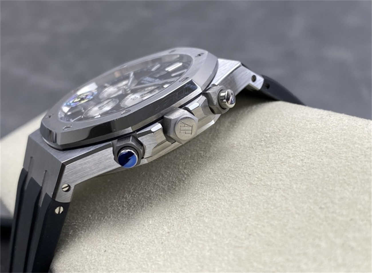 AP 26331 Replica (APS Factory) – Black Dial & Rubber Strap Edition