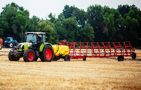Комплекс для внесення в ґрунт мінеральних добрив і засобів захисту рослин