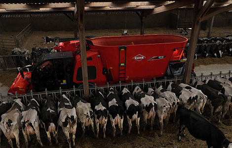 Cамохідний змішувач-кормороздавач