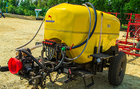 Комплекс для внесення в ґрунт мінеральних добрив і засобів захисту рослин