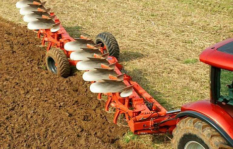 Полунавісний плуг