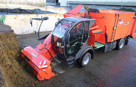 Cамохідний змішувач-кормороздавач