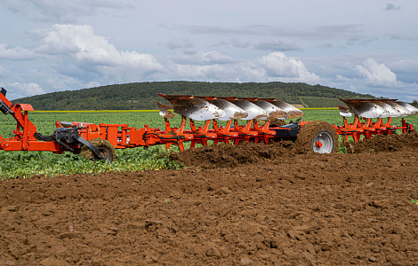 Полунавісний плуг