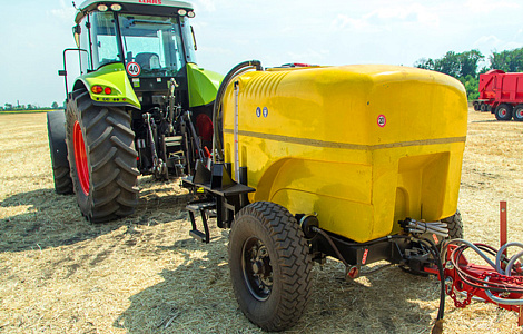 Комплекс для внесення в ґрунт мінеральних добрив і засобів захисту рослин